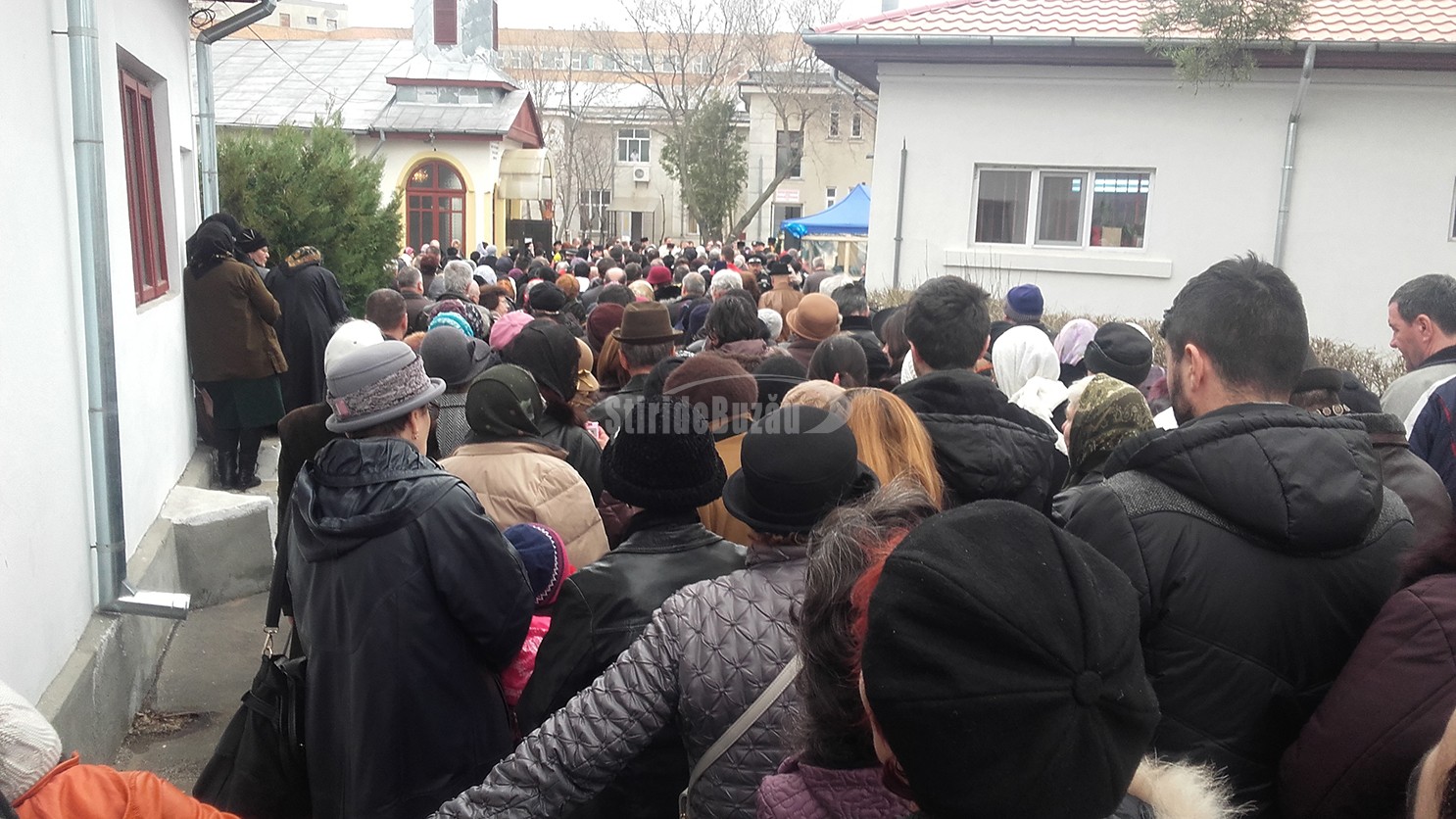 Pelerinaj la moaștele Sfântului Nectarie, vindecătorul de boli, depuse la Biserica Izvorul Tămăduirii, din Râmnicu Sărat