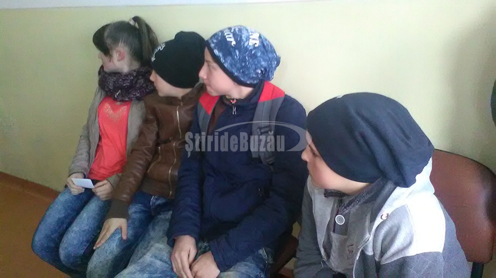 UPDATE Suspiciune de toxiinfecţie la şcoală: Încă doi elevi din Gura Teghii, în drum spre spital