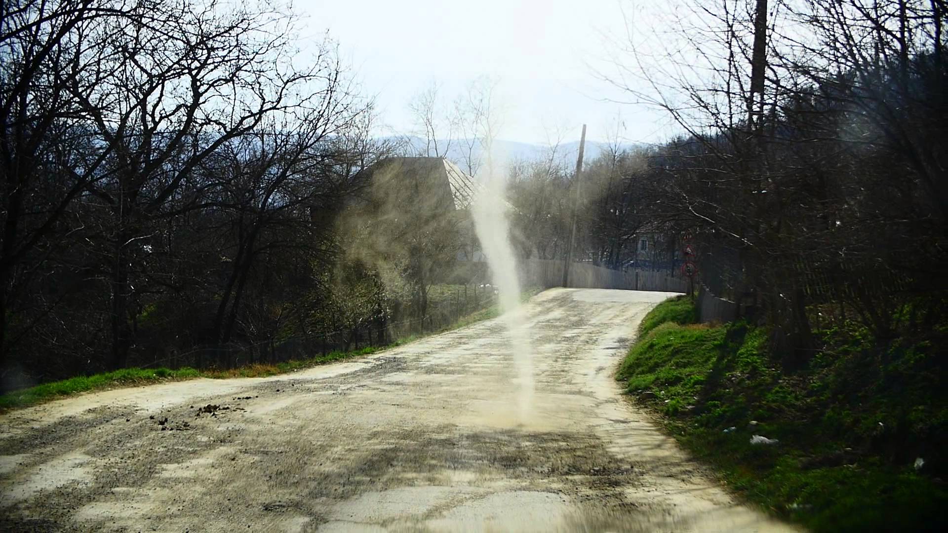 VIDEO Fenomen meteo spectaculos, surprins pe un drum comunal din Bozioru