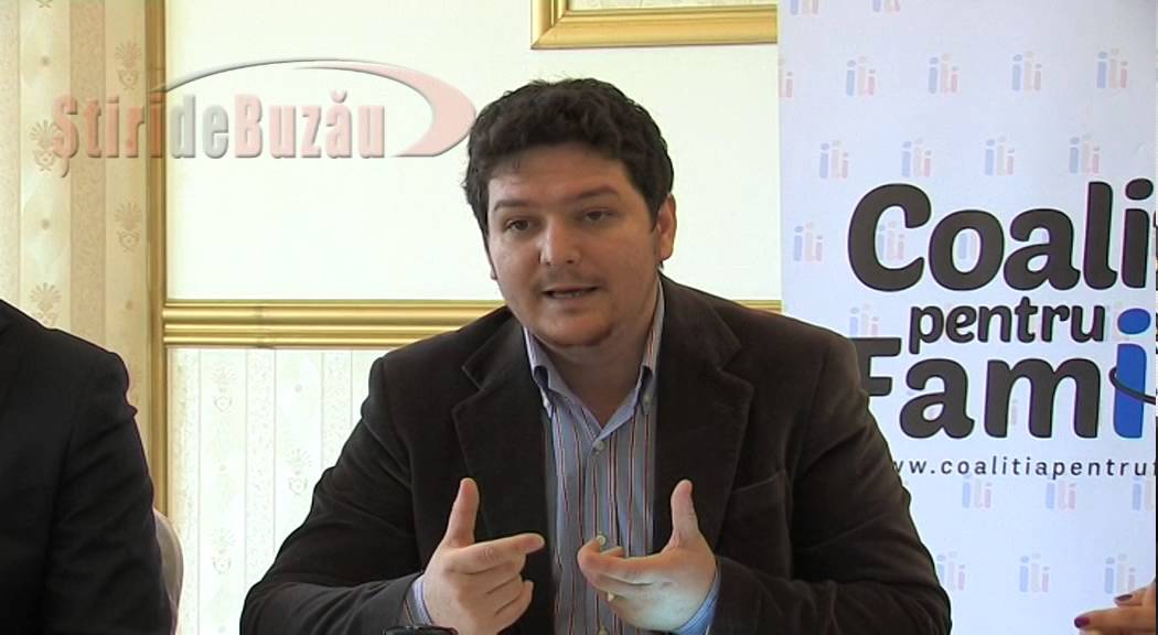 VIDEO Buzoienii au semnat în număr mare pentru înlocuirea în Constituție a termenului ”soți” cu sintagma “bărbat și femeie”