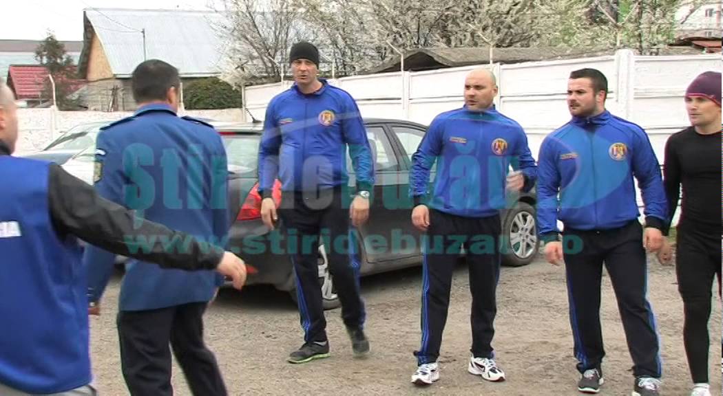 VIDEO Buzoienii l-au primit cu aplauze pe jandarmul care aleargă în memoria victimelor atentatelor din Bruxelles