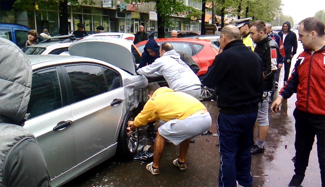 Carambol pe Unirii, cu șase mașini avariate. Printre ele, și autoturismul cuscrilor lui Fănică Bârlă, care tocmai sosiseră din Constanța