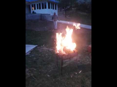 VIDEO De tot râsul! Uite cum era să se ardă un chefliu din Buzău… la propriu