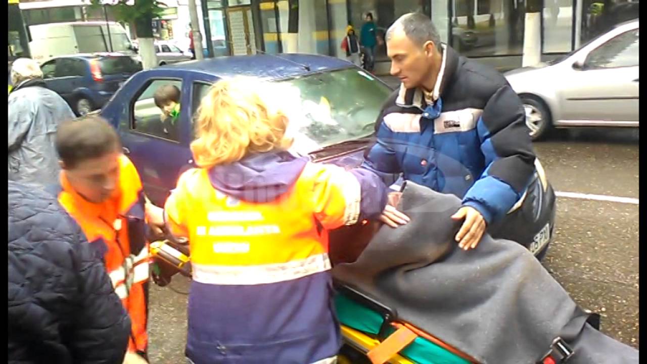 VIDEO Atenție când traversați strada! O femeie a fost accidentată de un Logan pe o trecere de pietoni de pe Bulevardul Bălcescu
