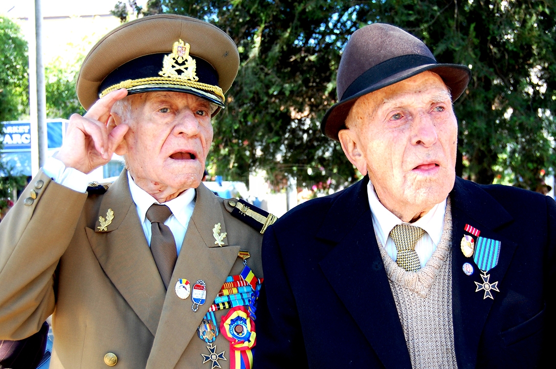 Veteranii buzoieni, sărbătoriți printr-un ceremonial organizat în fața Prefecturii