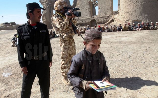 Cu aparatul de filmat, printre militarii români din Afganistan. Povestea unui buzoian, corespondent de război pentru presa armatei
