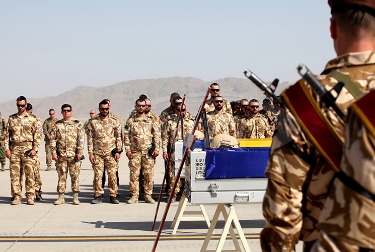 Ceremonial organizat la Kandahar, înainte de îmbarcarea în avion a sicrielor celor doi buzoieni uciși în Afganistan