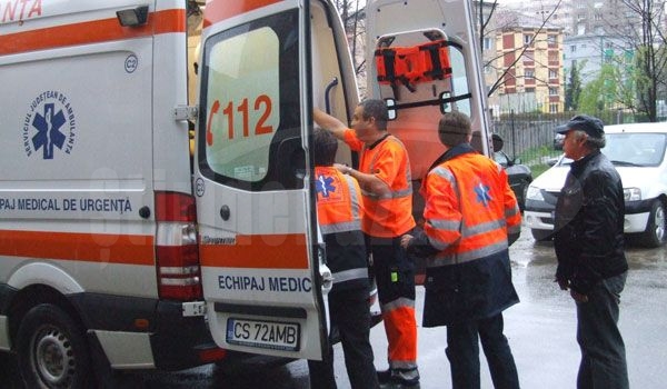 Copilul unei familii de romi de pe strada Salvării a fost la un pas de moarte, după ce a băgat o sârmă în priză