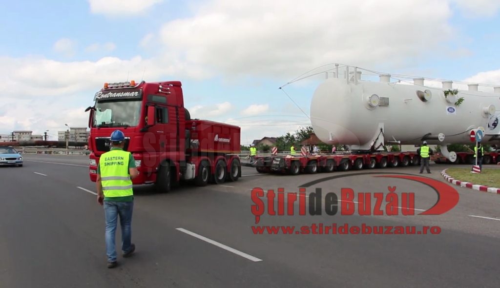 VIDEO Rezervor gigant de GPL, transportat de un colos pe roţi prin Buzău