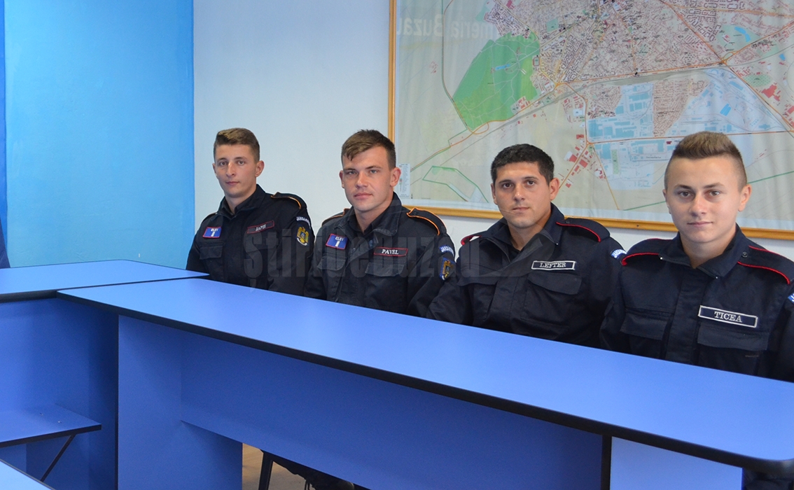 Elevi  de la școli militare din Fălticeni și Drăgășani, în practică, printre jandarmii buzoieni