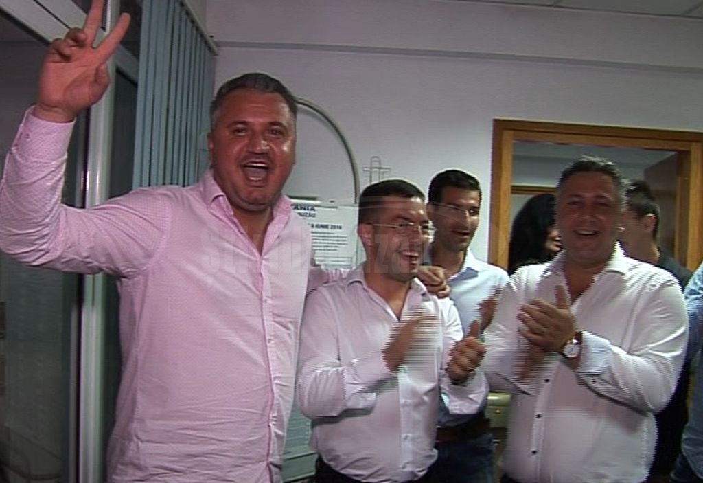 VIDEO Euforie maximă la PSD, apatie şi tristeţe la PNL după rezultatele la vot. Independentul Ionescu, în cărţi pentru funcția de viceprimar