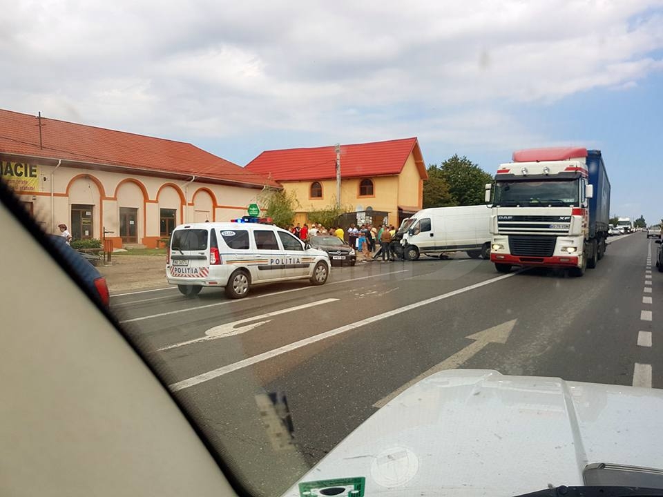 VIDEO Accident la Poșta Câlnău, cu trei autovehicule implicate. Patru persoane au fost transportate la spital
