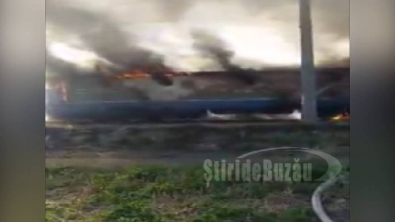 VIDEO Locomotivă în flăcări, în apropiere de Buzău. 60 de călători evacuaţi de urgenţă