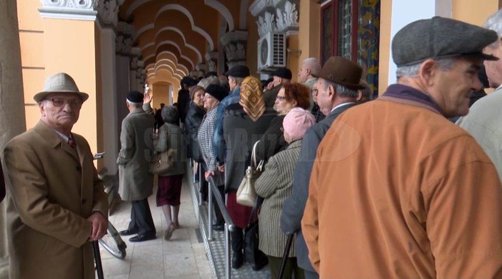 VIDEO Un bătrân a leșinat în timp ce aștepta, la Primărie, să-i vină rândul pentru a primi banii oferiți cuplurilor longevive