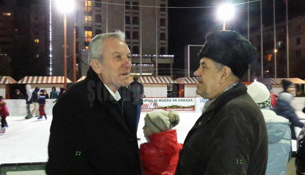 VIDEO Patinoarul mobil din faţa Primăriei, magnet pentru sute de buzoieni
