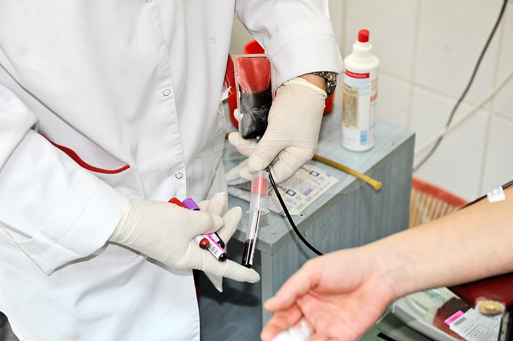 Apel pentru salvarea unui tânăr diagnosticat cu leucemie acută mieloidă