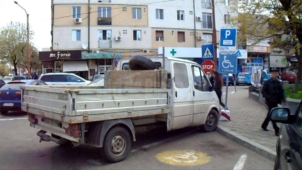VIDEO Polițiștii locali sancționează șoferii care parchează pe locurile destinate persoanelor cu handicap