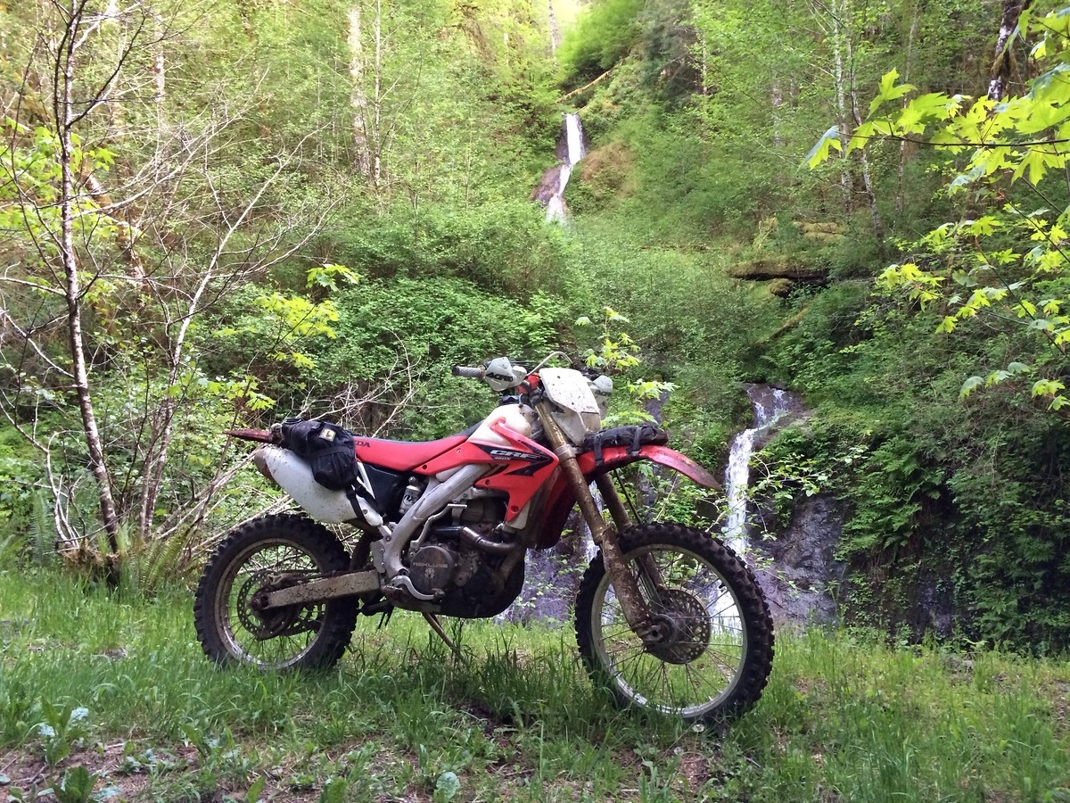Motocicliști rătăciți pe dealul Istrița, găsiți de jandarmii buzoieni