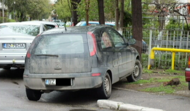 VIDEO Sancțiuni, de la Poliția Locală, șoferilor care își parchează autoturismele pe spaţiile verzi din municipiu