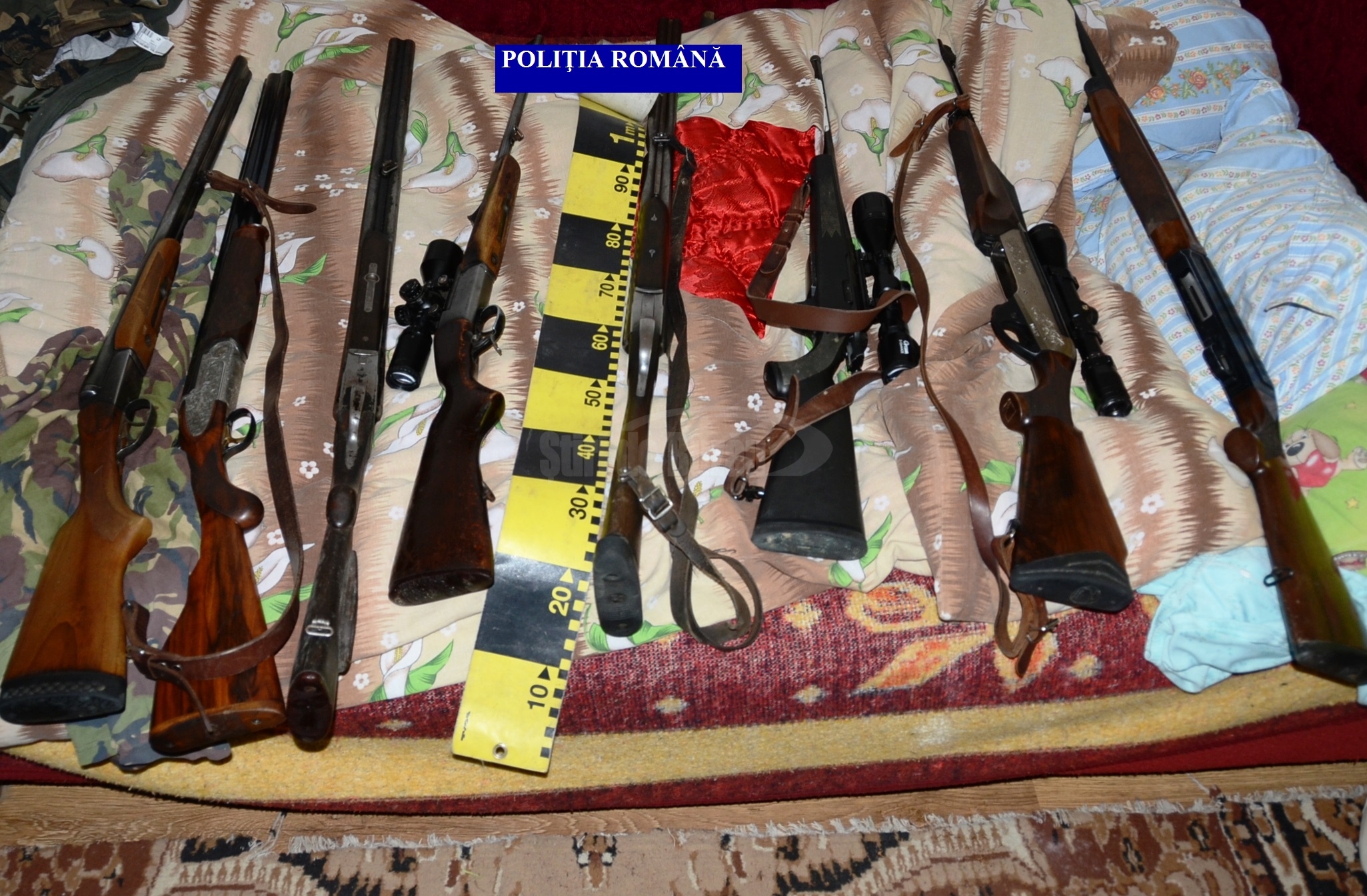 Polițiștii buzoieni au găsit arme, trofee și carne de vânat la o grupare de braconieri