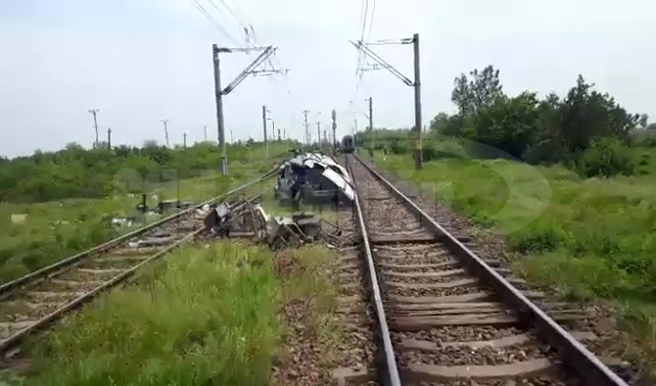 VIDEO Maşina unei firme de telefonie, lovită de un tren Interregio. Șoferul a fost rănit grav