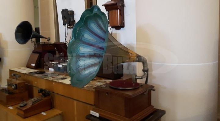 Evoluția mijloacelor de înregistrare şi redare a sunetului, surprinsă într-o expoziție din care nu lipsesc gramofoanele și magnetofoanele