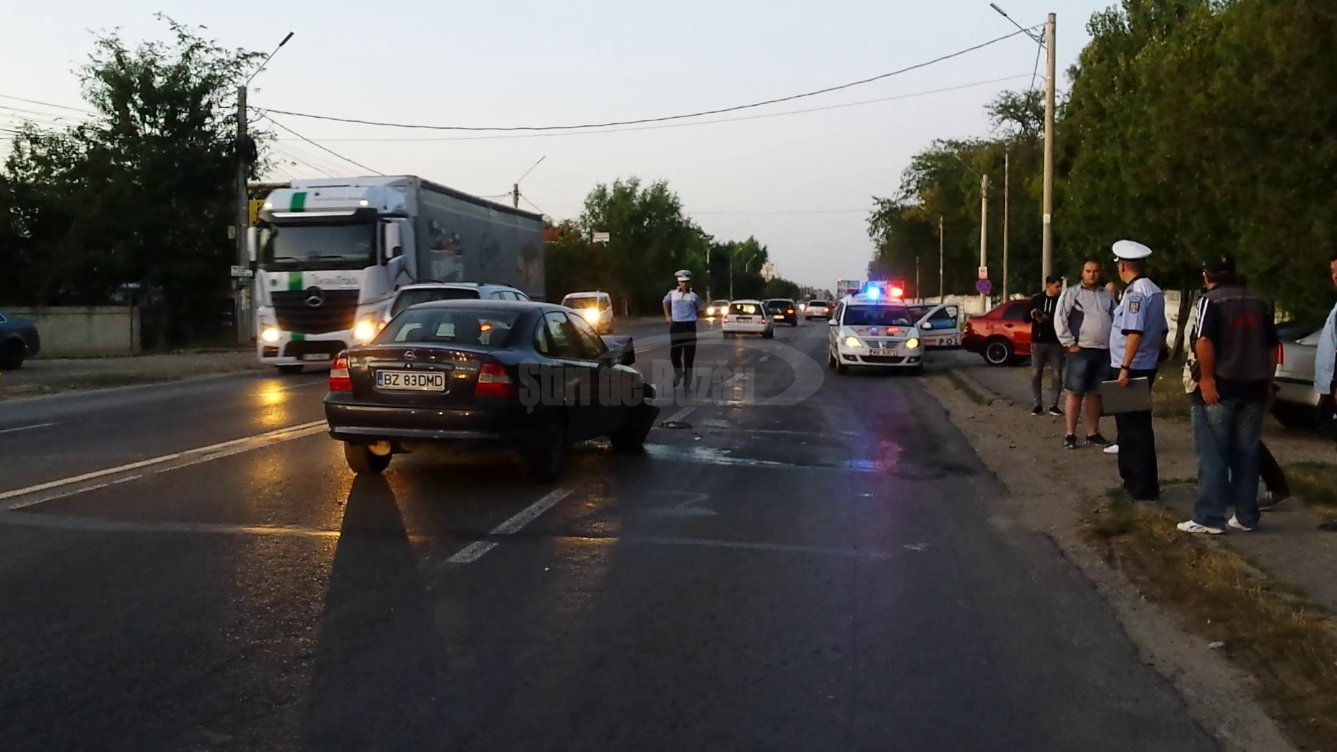 VIDEO Trei persoane au fost rănite, la Mărăcineni, într-un accident în care au fost implicate un TIR și două autoturisme