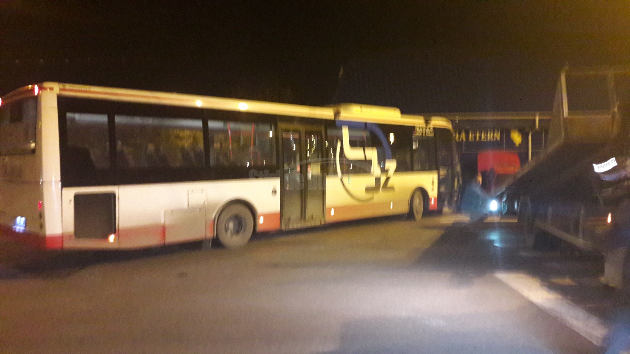 VIDEO Impact violent între un VW Golf și un autobuz. Ambele vehicule s-au oprit în peretele unui magazin de pompe funebre