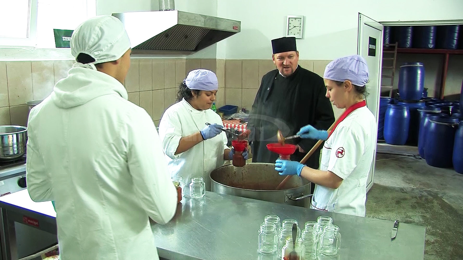 Fabrică de dulcețuri și murături, sursă de finanțare pentru căminele de bătrâni și copii administrate de un preot