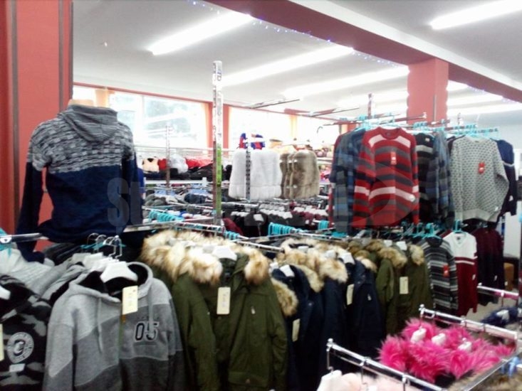 Chinezii cu magazine în centrul Buzăului s-au ales cu dosare penale pentru vânzarea de produse contrafăcute