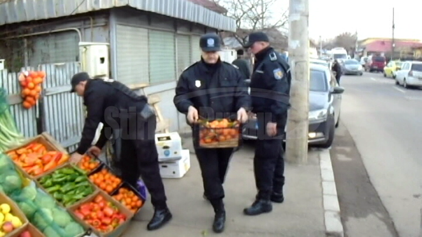 VIDEO Poliţiştii locali le-au pus gând rău comercianţilor care îşi expun marfa pe domeniul public