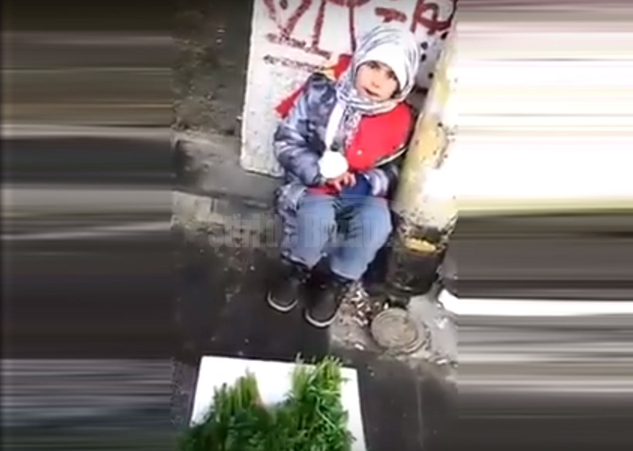 VIDEO Fetița zgribulită de frig care vinde verdeață, tablou folosit de cerșetori pentru a înduioșa populația
