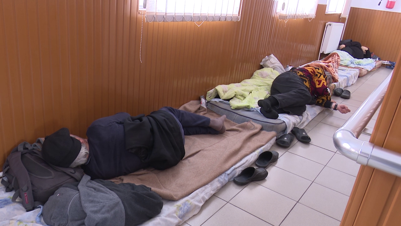 VIDEO Aglomerație în adăpostul Primăriei Buzău. Se doarme și pe holuri