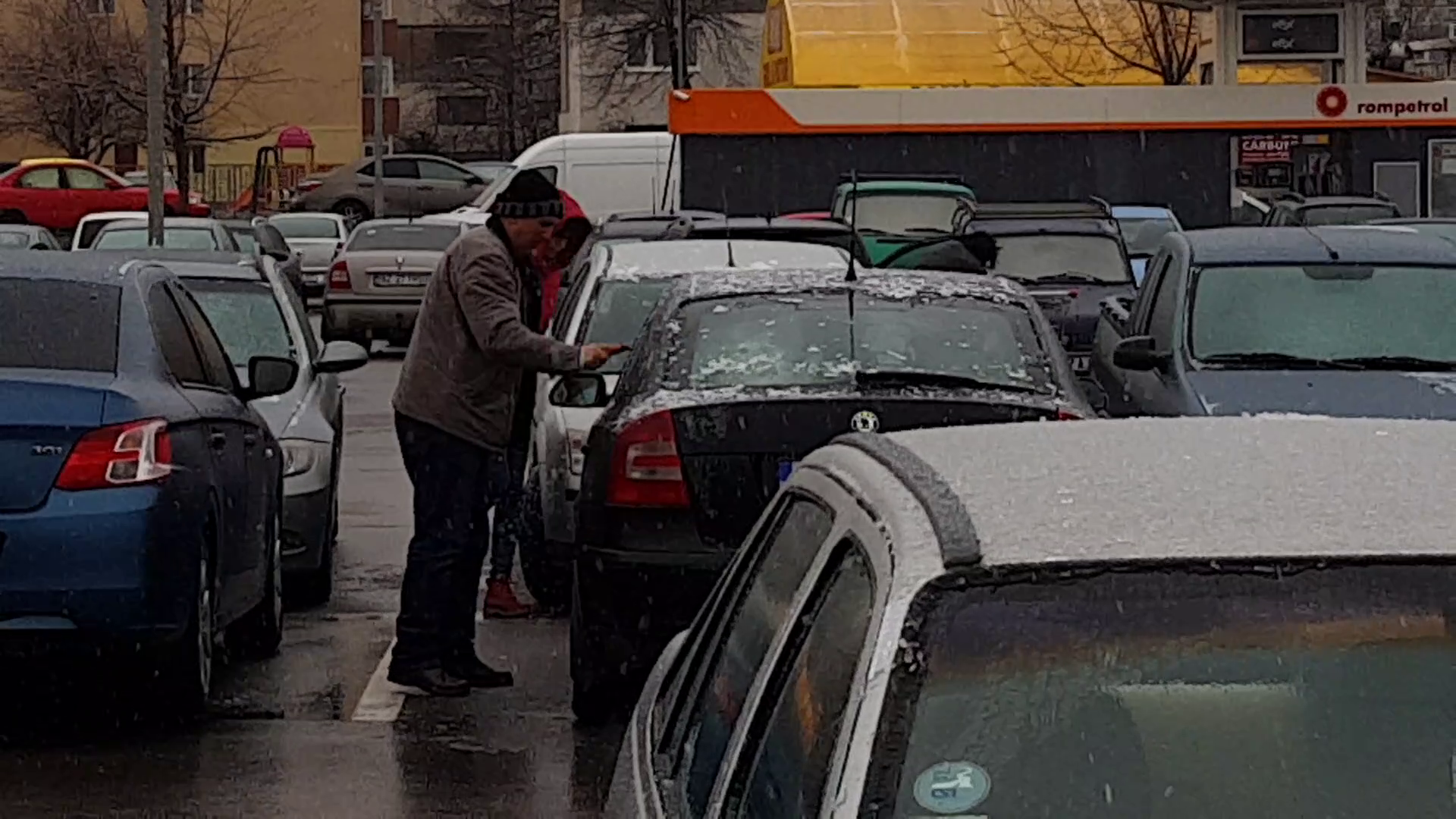 VIDEO Freezing rain în Buzău. Trei accidente s-au produs din cauza poleiului