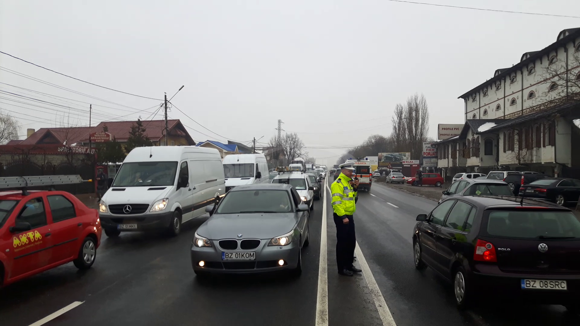 VIDEO Coloane kilometrice de autoturisme, din cauza gropilor formate pe podul de la Mărăcineni