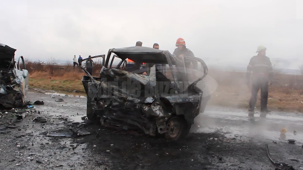 VIDEO Doi învățători, soț și soție, au murit carbonizați după ce mașina lor a fost lovită de un autoturism și a luat foc