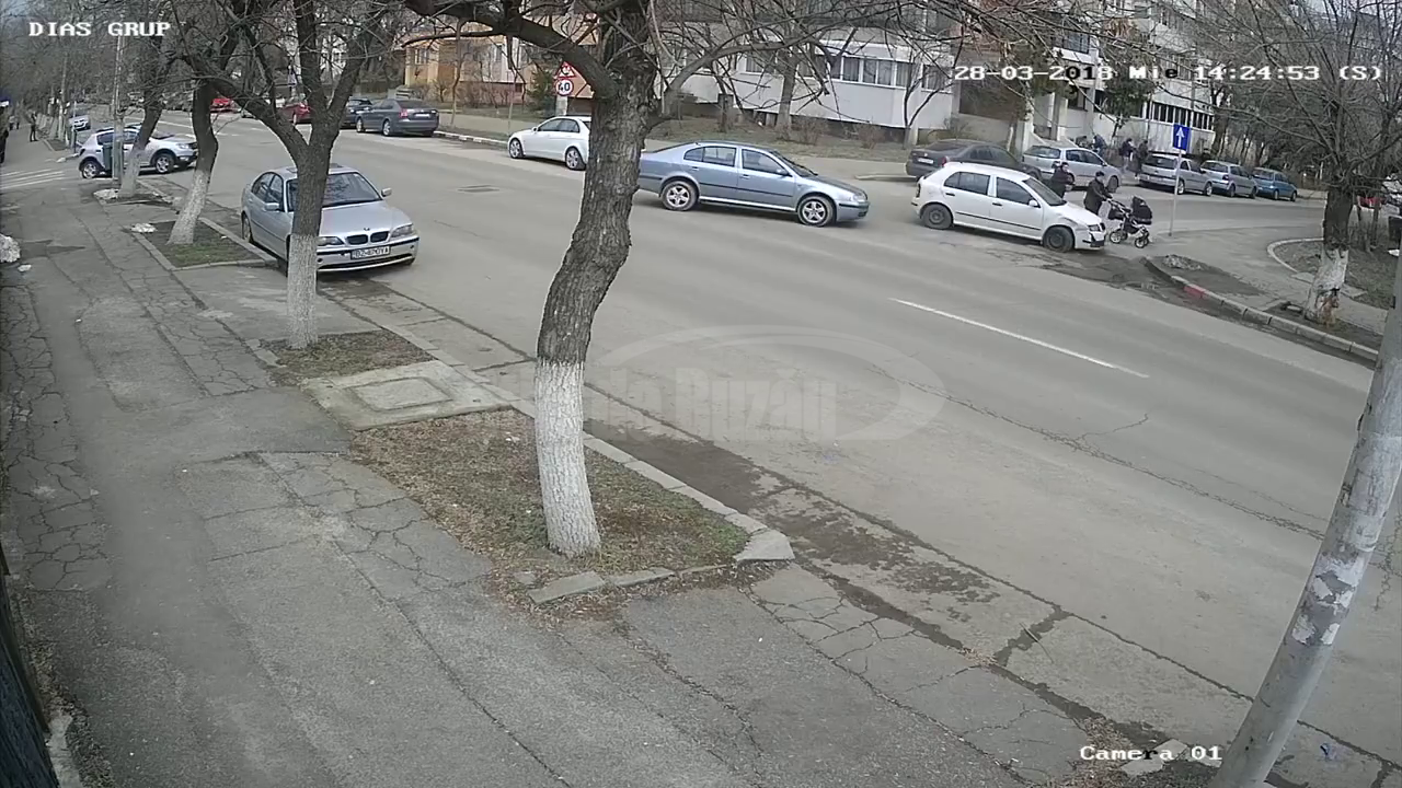 VIDEO Au scăpat ca prin urechile acului: o mașină era să lovească două persoane care împingeau un cărucior