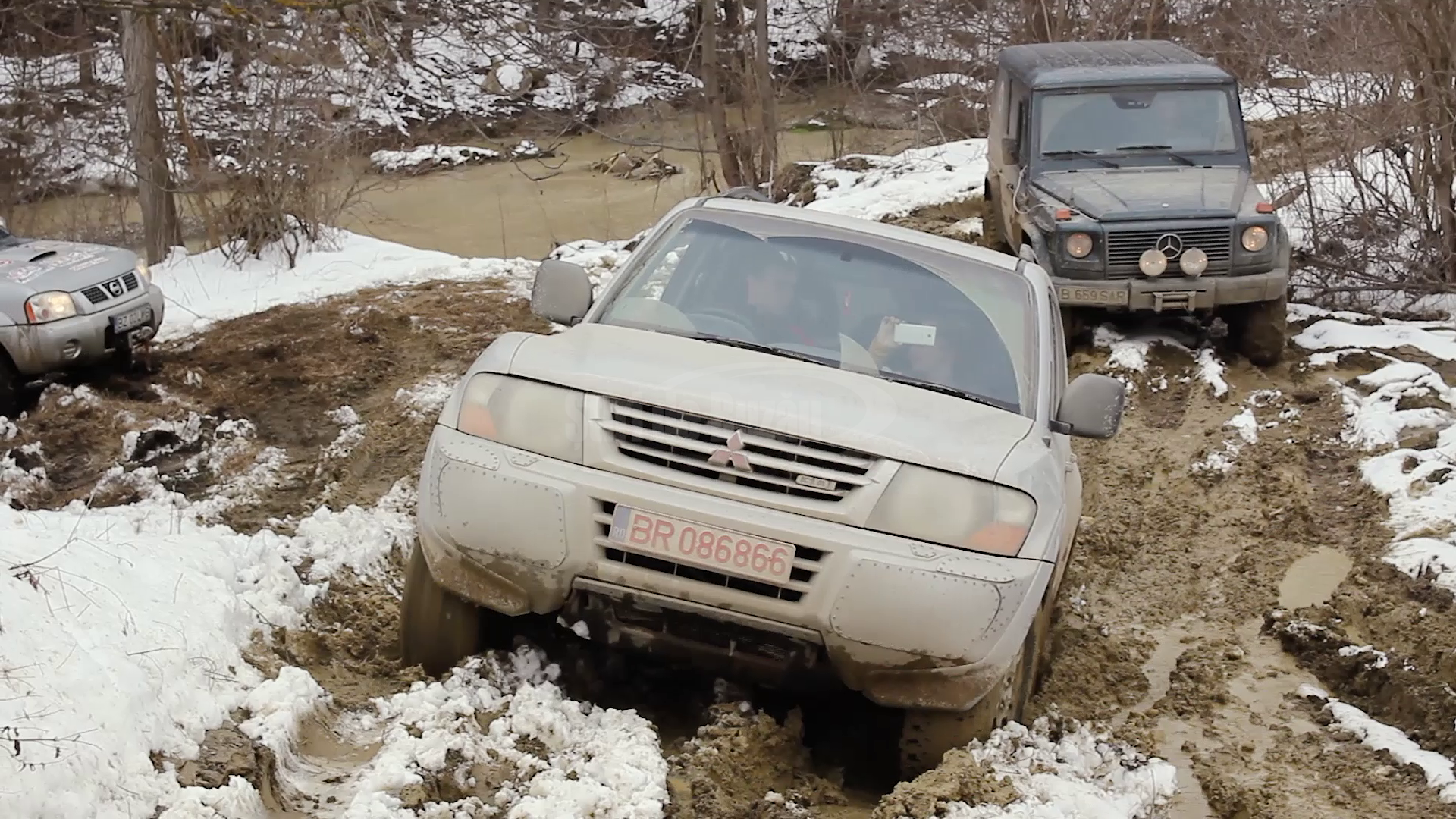 VIDEO Bătrânii şi copiii sărmani din câteva sate izolate ale Buzăului au primit ajutoare de Paște de la membrii unui club offroad