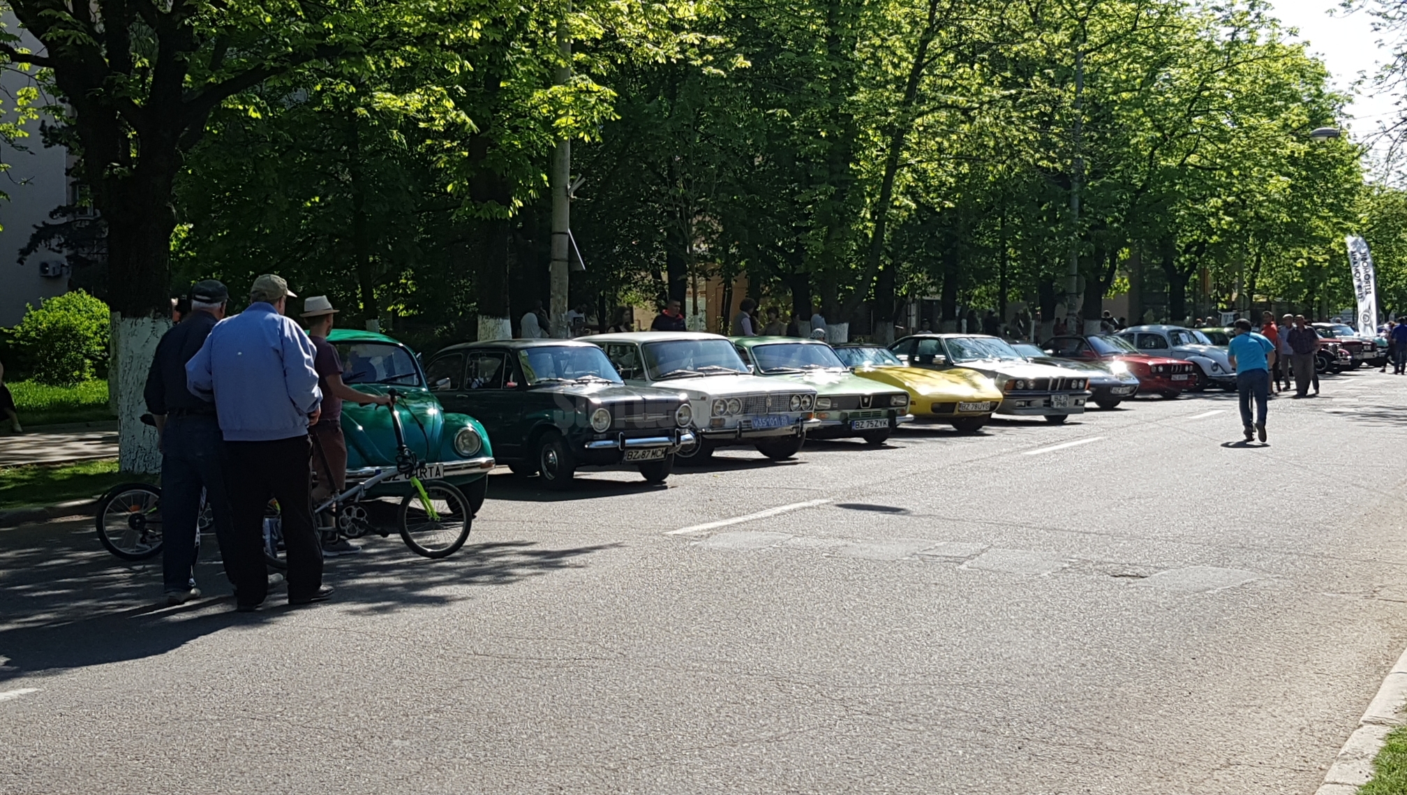 VIDEO Zeci de maşini de epocă au fost expuse pe Bulevardul Bălcescu, la Retro Parada Primăverii