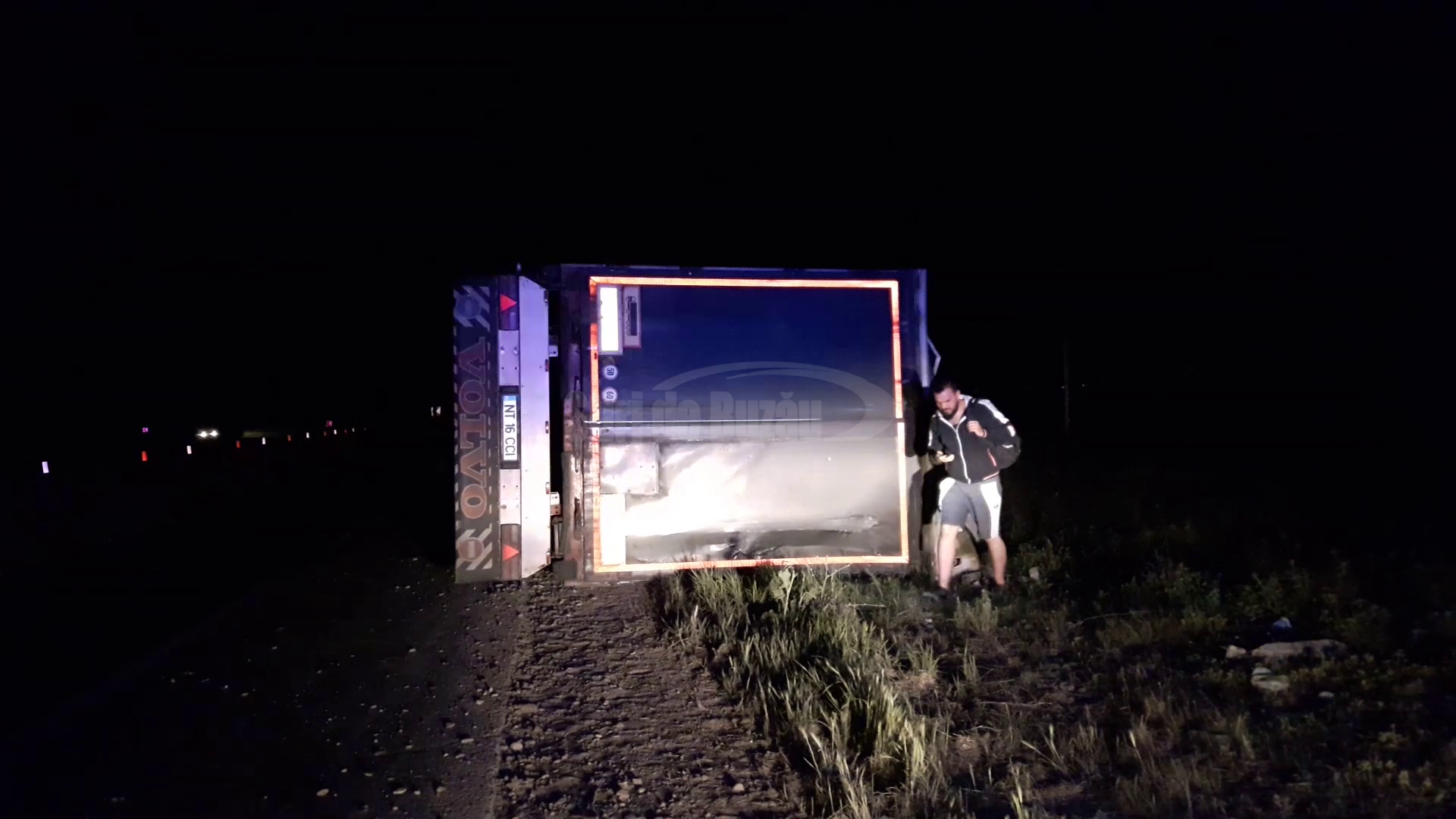 VIDEO Accident pe centura Buzăului. Un șofer a intrat cu TIR-ul în parapeţii de pe mijlocul şoselei