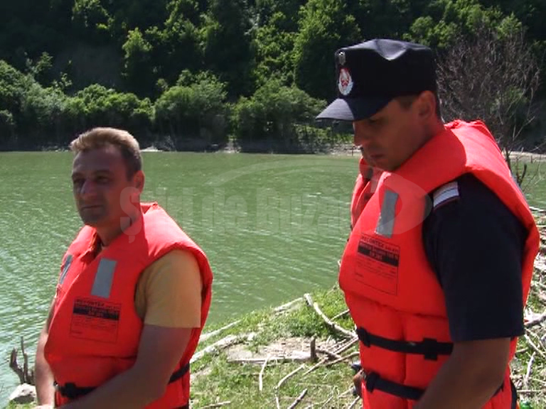 VIDEO Muzicantul dispărut sâmbătă de acasă, căutat de scafandri în lacul Siriu