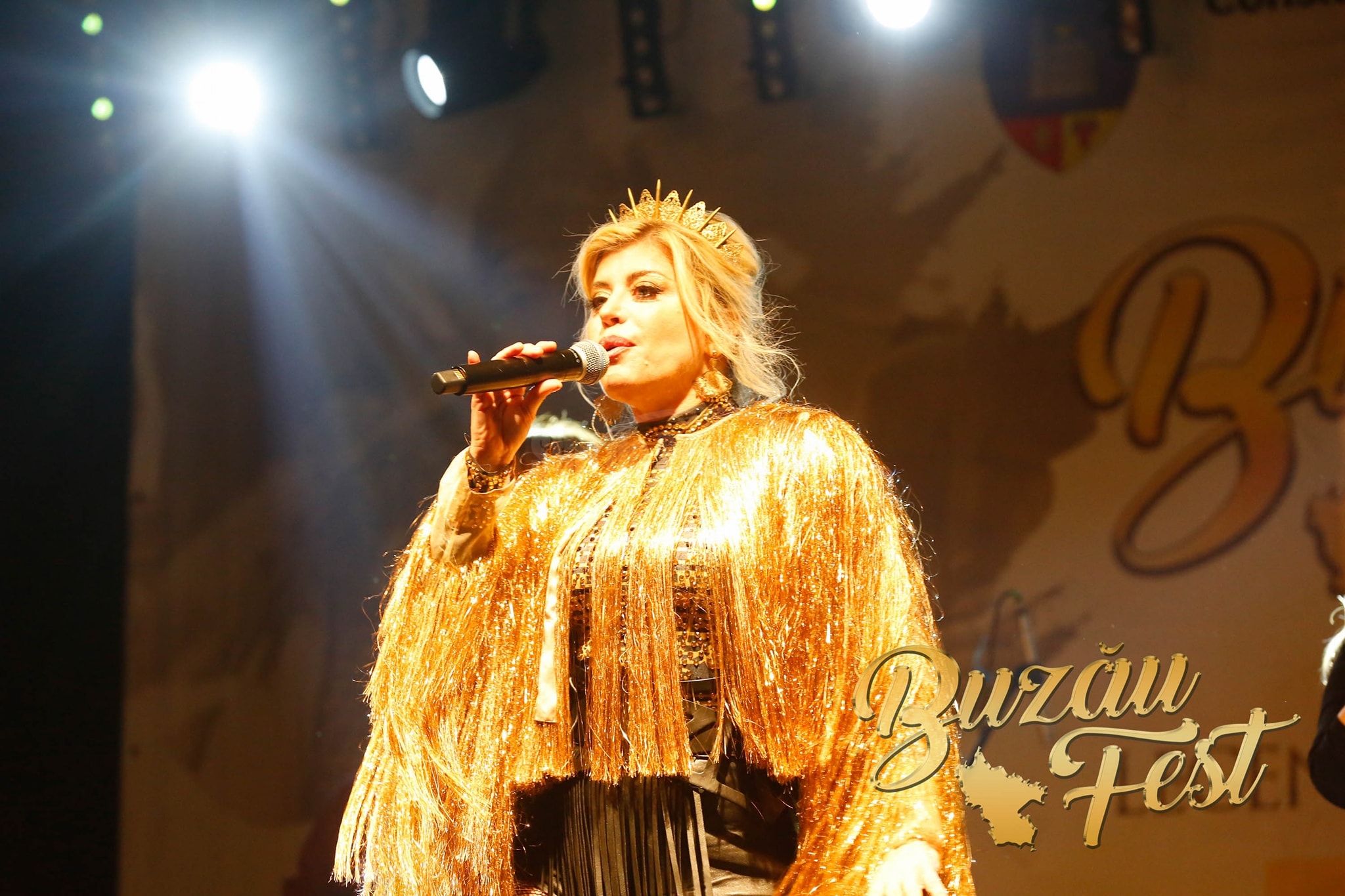 VIDEO Mii persoane au asaltat stațiunea Sărata Monteoru pentru concertul susținut de Loredana