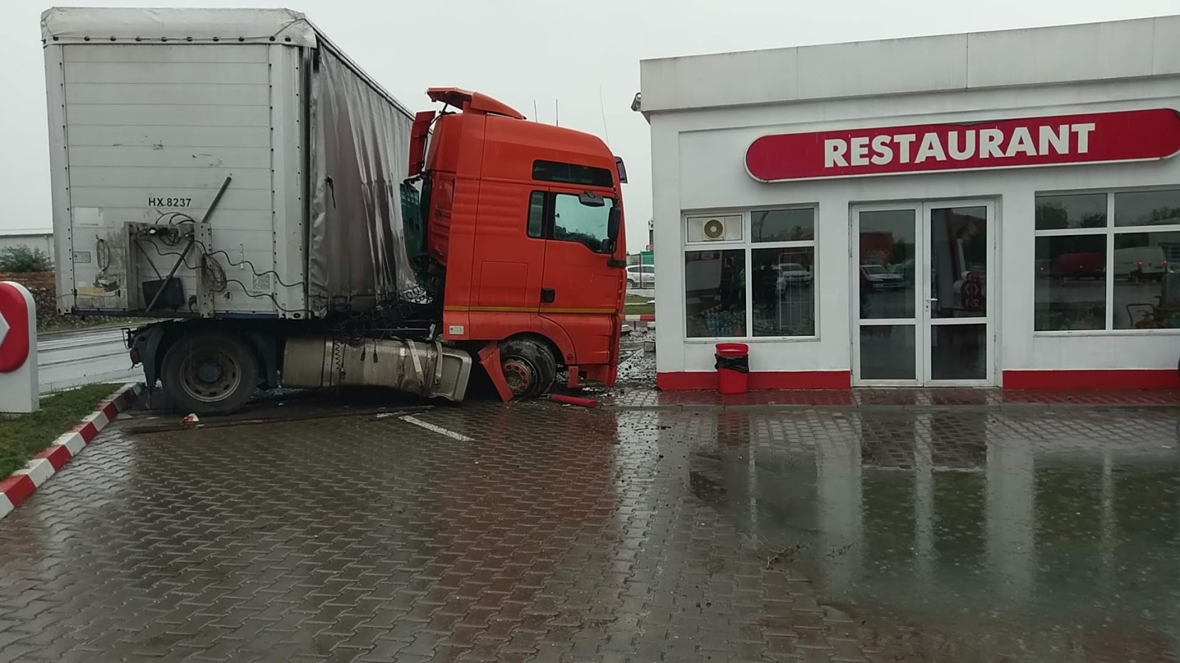 Un TIR a derapat pe șoseaua umedă și ajuns într-o benzinărie din localitatea buzoiană Spătaru