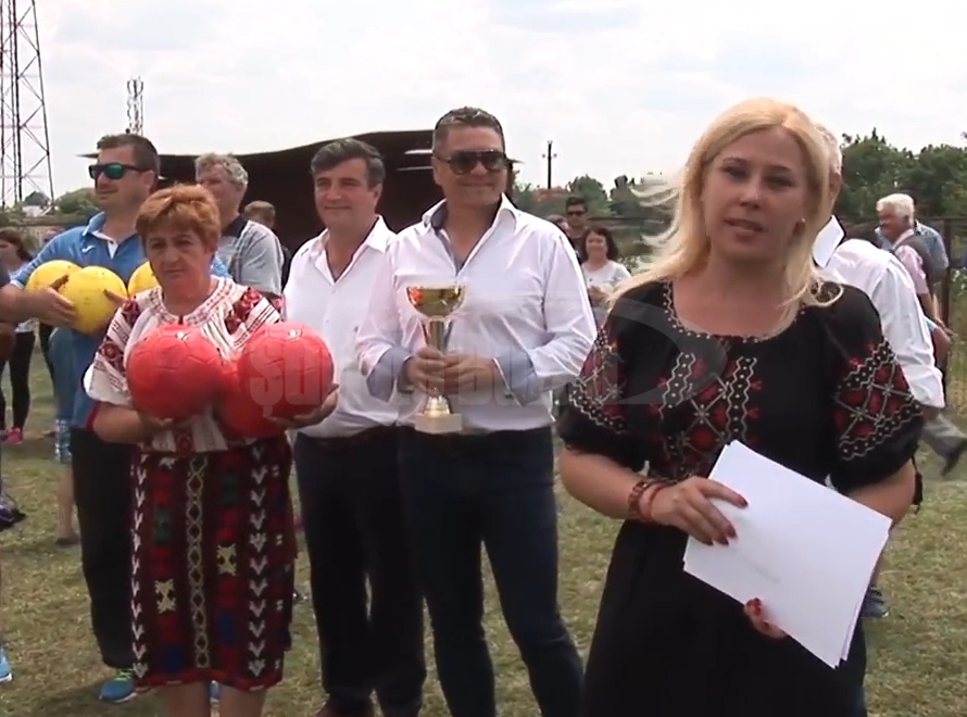 VIDEO Concurs cultural sportiv la Pogoanele. O legendă a fotbalului buzoian a dăruit mingi cu autograf