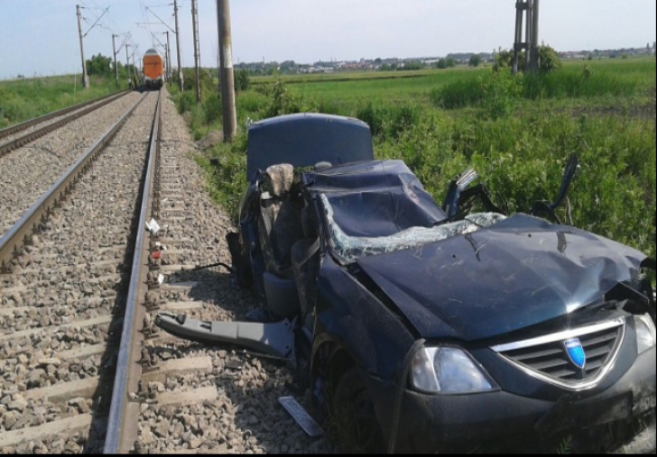 Un șofer din Costești a scăpat nevătămat după ce mașina sa a fost izbită de tren