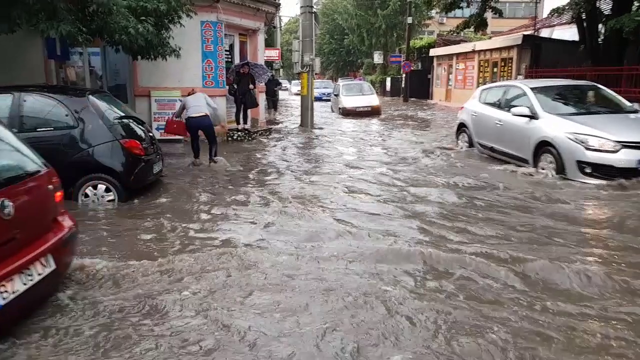 VIDEO Autoritățile evaluează problemele cauzate de ploaia torențială de luni