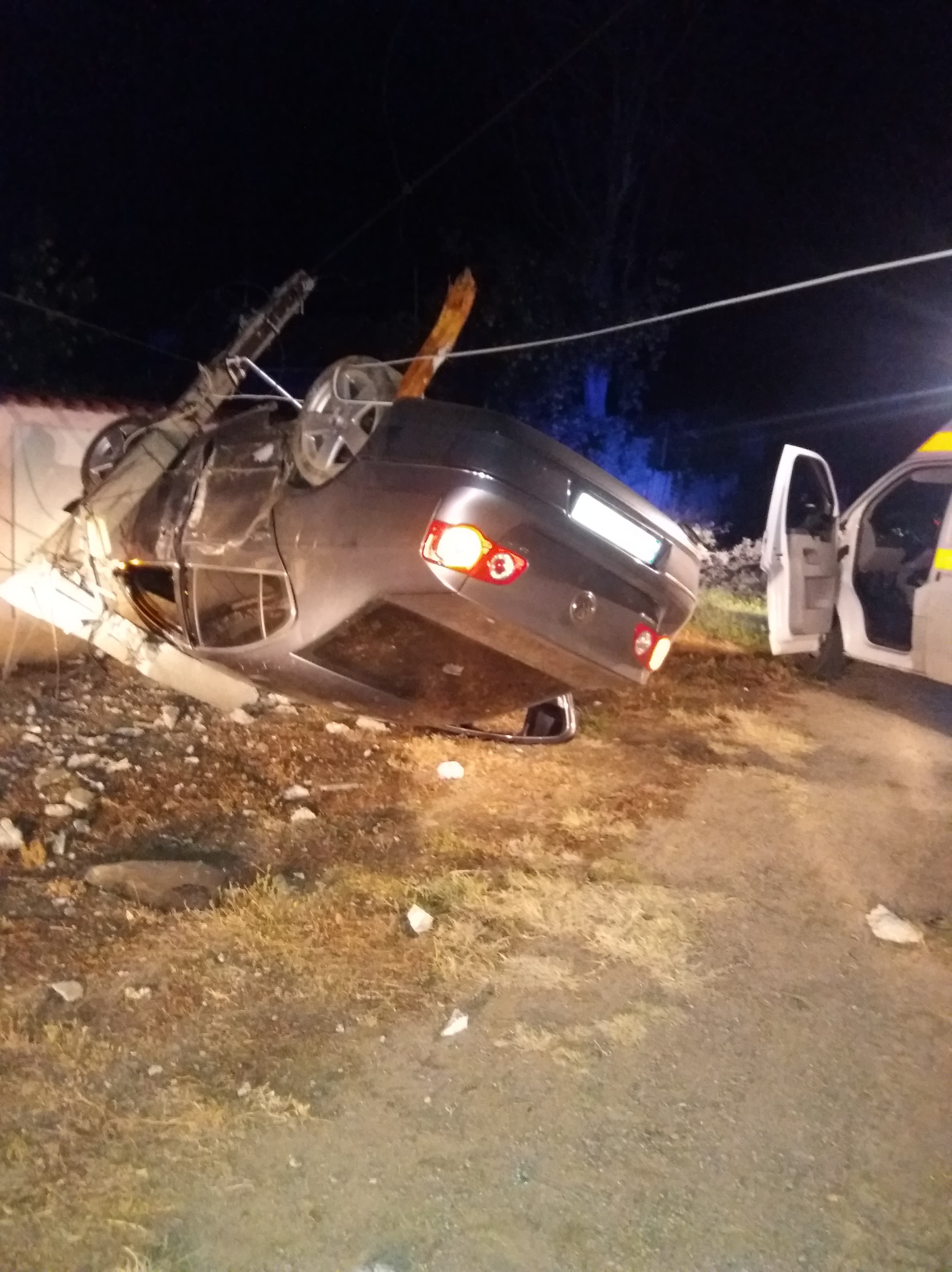 Stâlp rupt de un autoturism plin cu tineri beți. Autorii cascadoriei au fost găsiți mai târziu de poliție