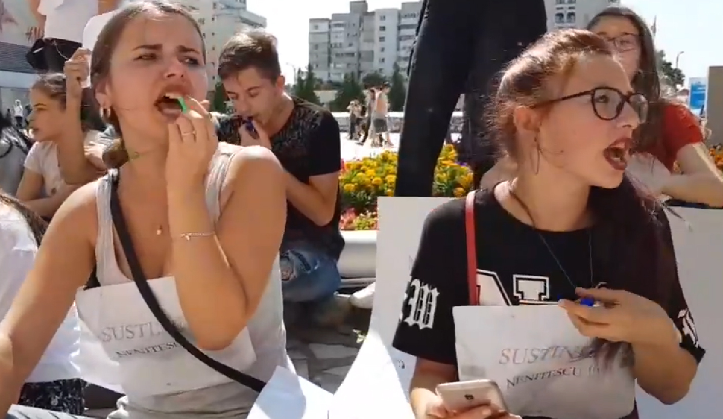 VIDEO Elevii Liceului ”Costin Nenițescu” au protestat la Palatul Comunal, față de măsura mutării lor la ”Meserii și Servicii”