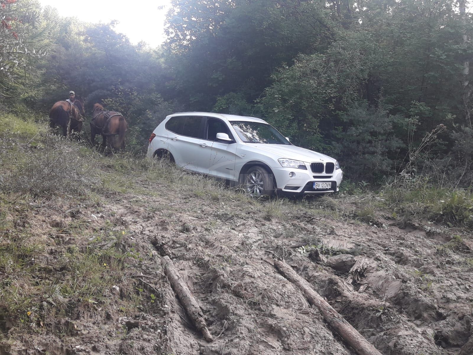 BMW-ul unei brașovence, scos de pe un drum forestier de un echipaj de jandarmi și o pereche de cai