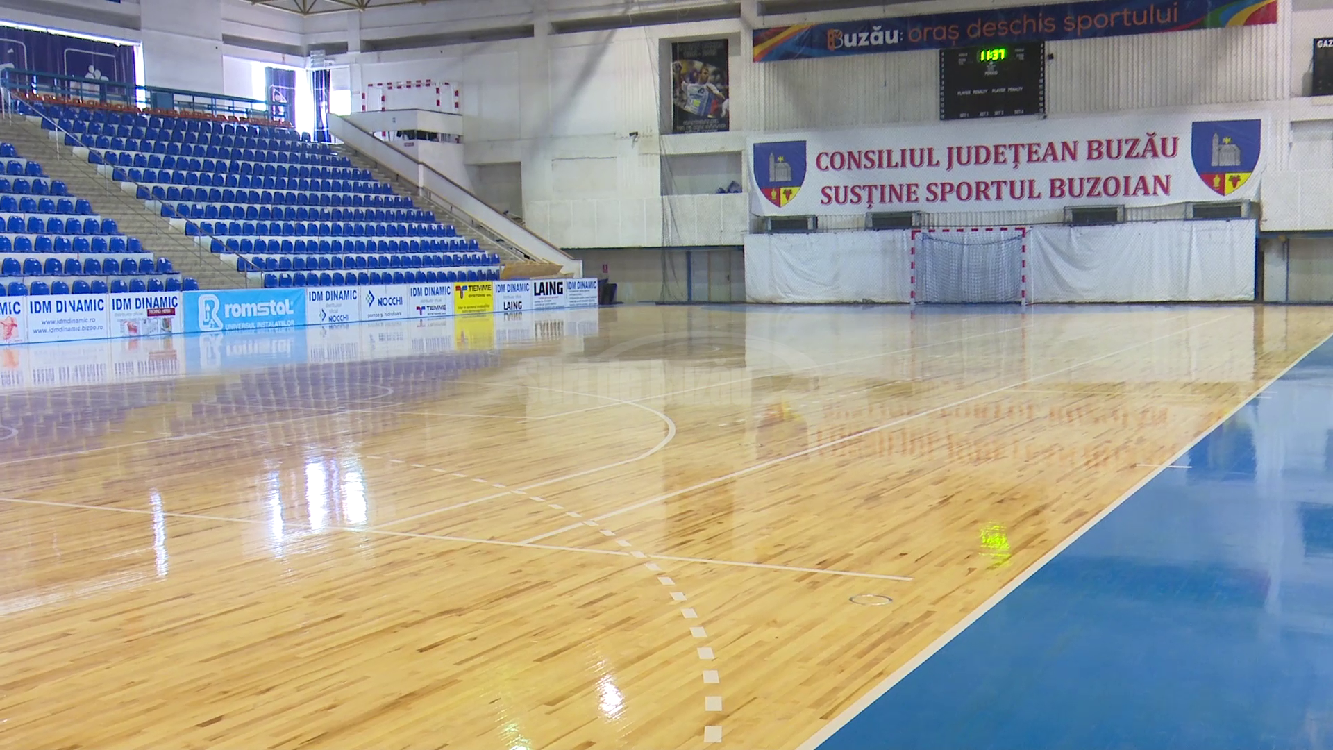 VIDEO A fost montată noua suprafață de joc a sălii sporturilor din Buzău, similară celor din arenele nord-americane